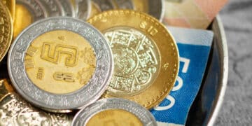 Acercamiento a monedas y billetes mexicanos