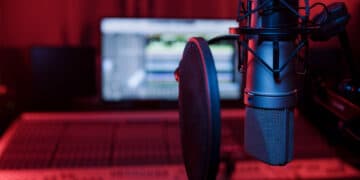 Acercamiento a micrófono en cabina de radio